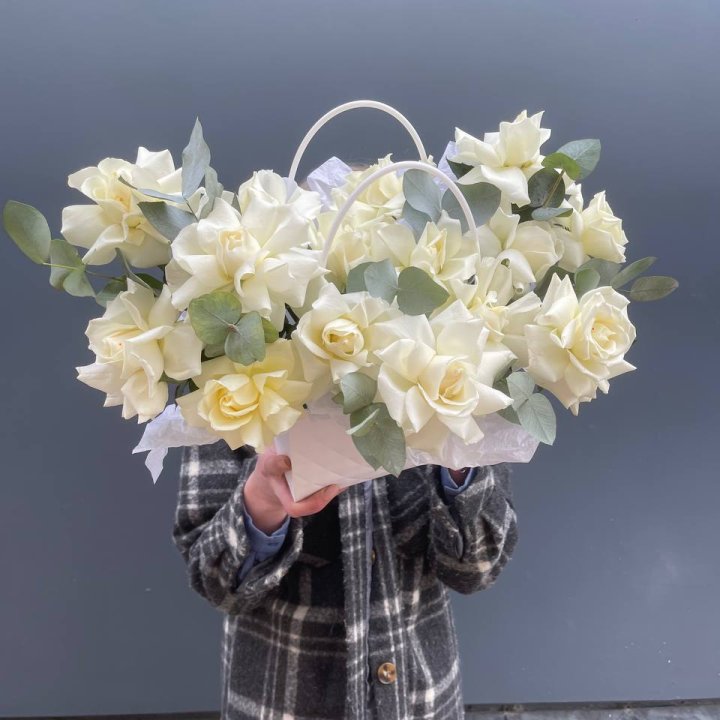 15 белых роз в сумочке в Балаково