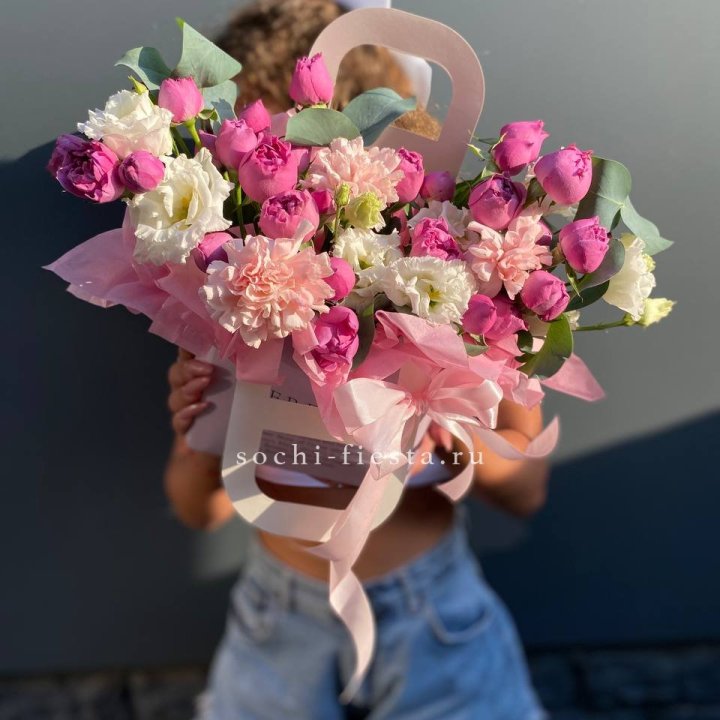 Сумочка с кустовой розой и диантусами в Балаково