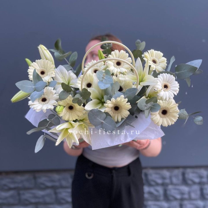 Сумочка лилии и герберы в Балаково