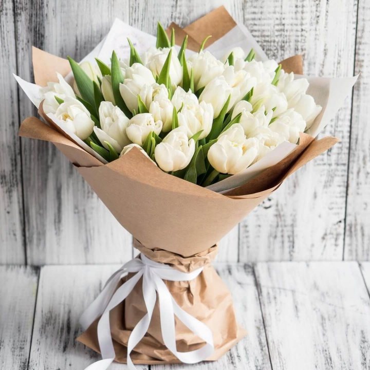 25 белых тюльпанов в Балаково