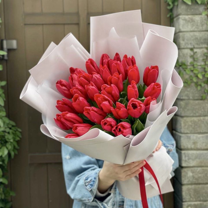 35 красных тюльпанов в Балаково